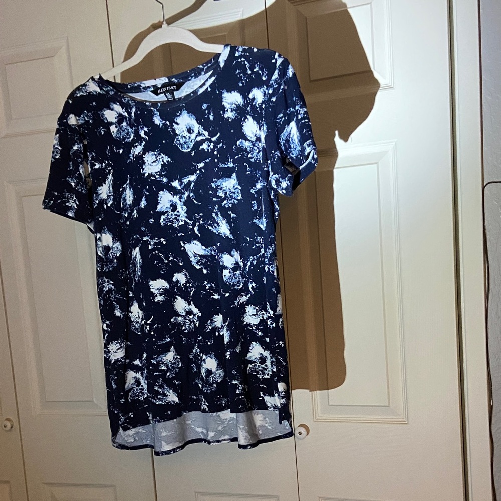 An Ellen Tracy Hi-lo hem t shirt. Size M.